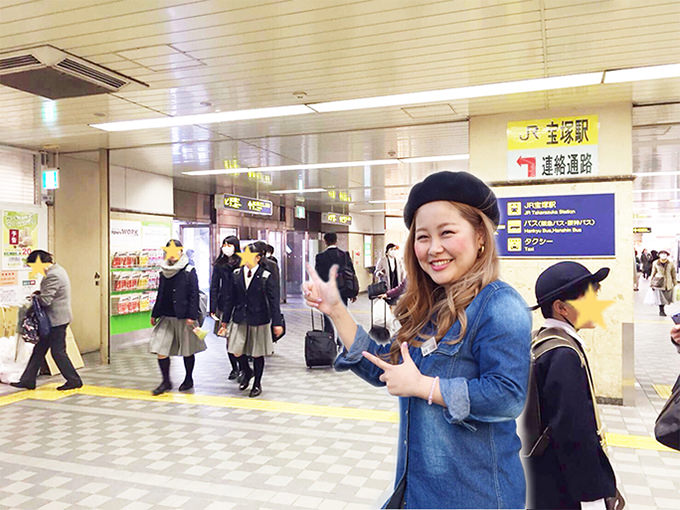 左側にある出口に向かって下さい
