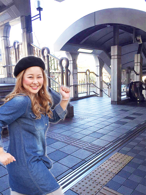 右手に下る階段が見えてきます